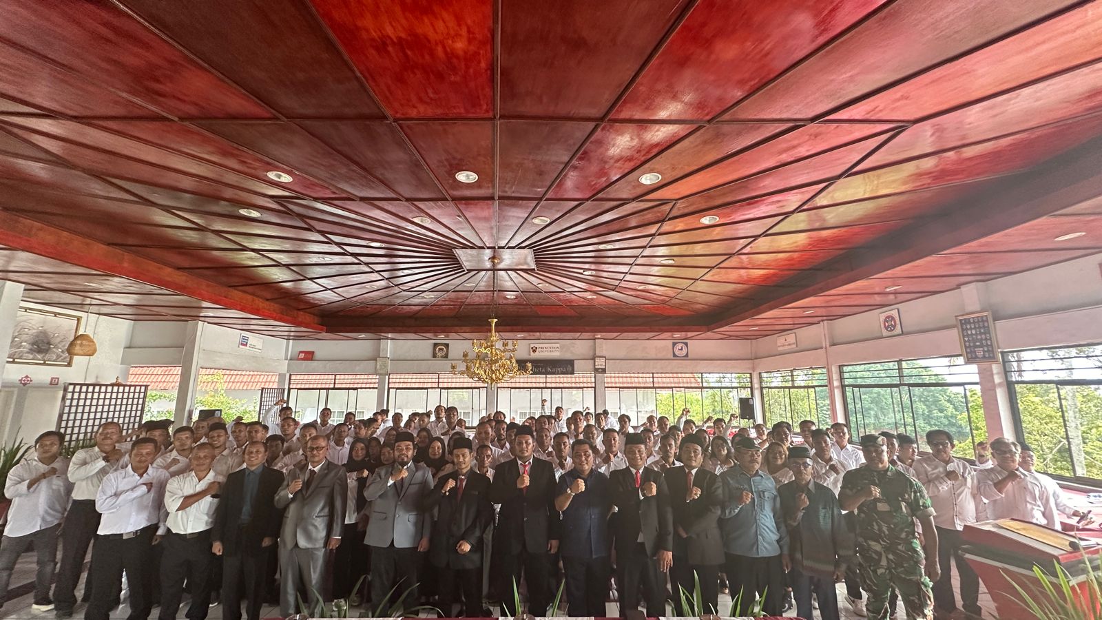 Foto bersama Pimpinan Bawaslu Kabupaten Simalungun dengan 96 Panwaslu Kecamatan se Kabupaten Simalungun