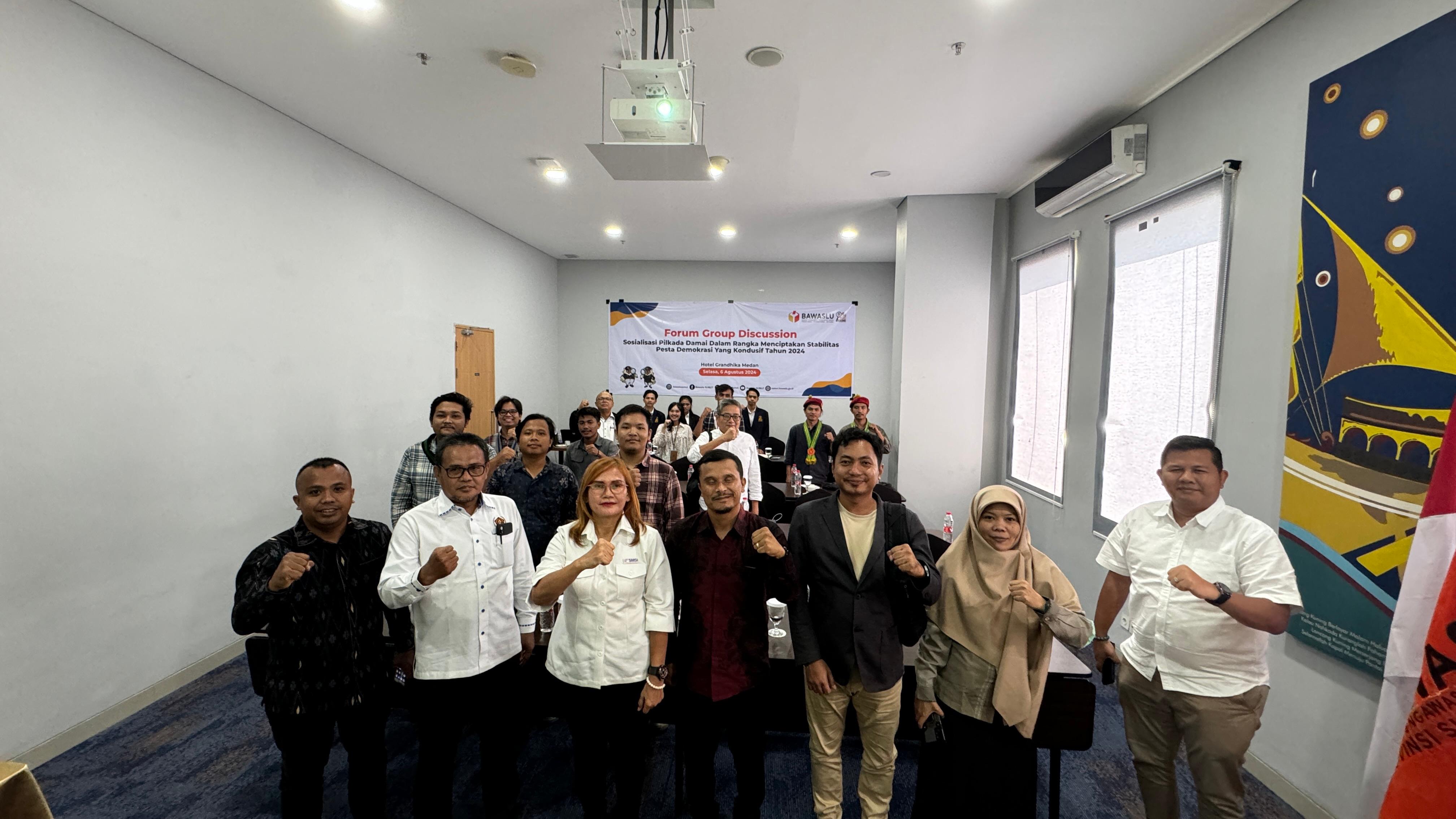 Foto bersama peserta FGD yang di gelar Bawaslu Sumut