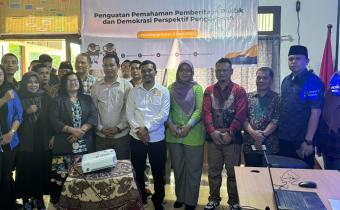 Sesi foto bersama narasumber dengan peserta rapat