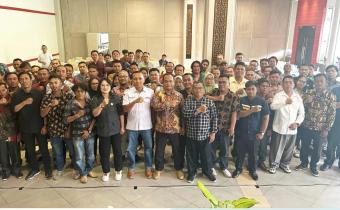 Sesi foto bersama di akhir acara